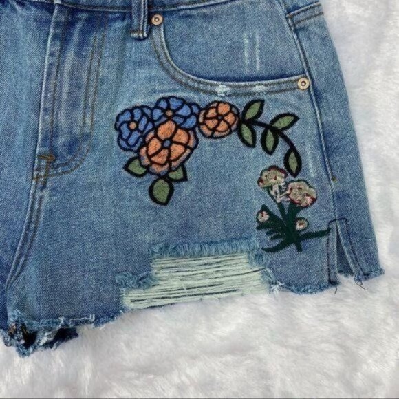 NWT DANCE & MARVEL High Waisted Shorts Cutoff Floral Embroidery M‎ - Picture 3 of 6